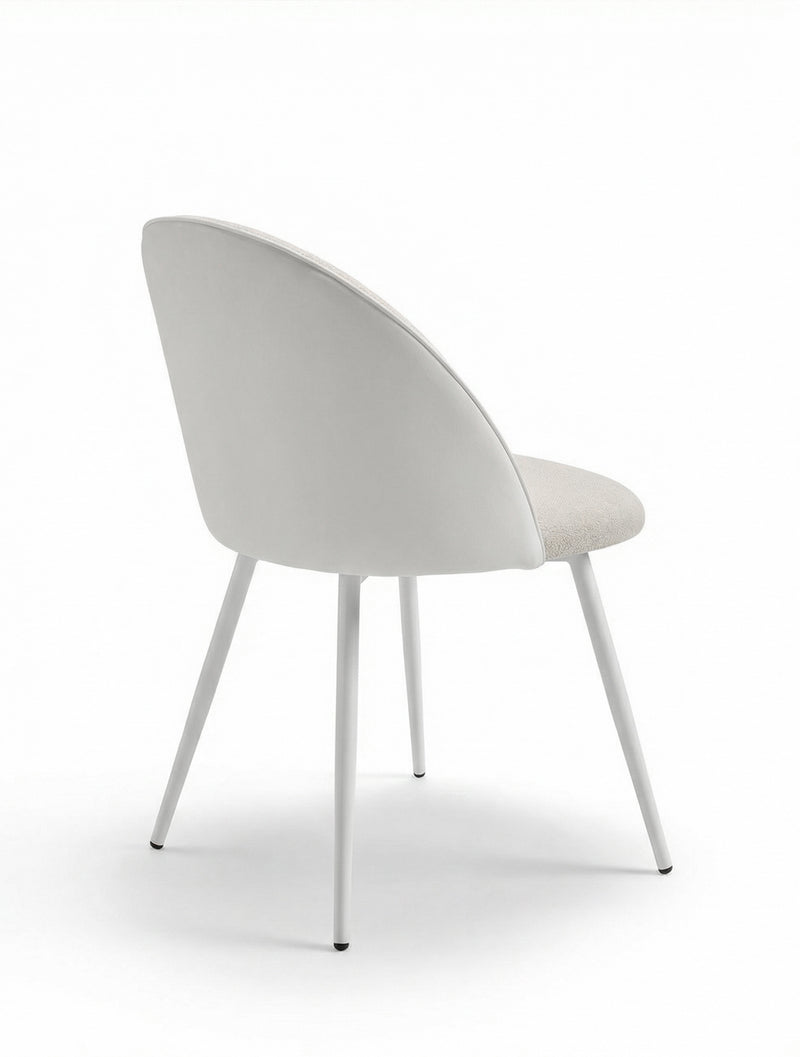 כיסא אוכל LUNA מרופד בד בהיר עם גב חלק ורגלי מתכת לבן, צילום סטודיו זווית אחורית