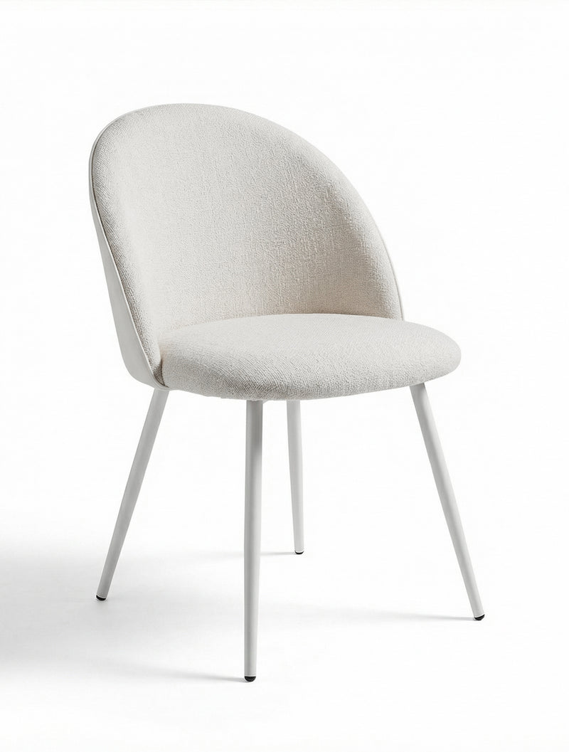 כיסא אוכל LUNA מרופד בד בהיר בטקסטורה עדינה עם גב מעוגל ורגלי מתכת לבן, צילום סטודיו על רקע לבן