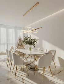 כיסאות אוכל LUNA מרופדים בד בהיר עם רגלי מתכת זהב סביב שולחן אוכל בהיר בחלל מואר, עיצוב יוקרתי ונקי