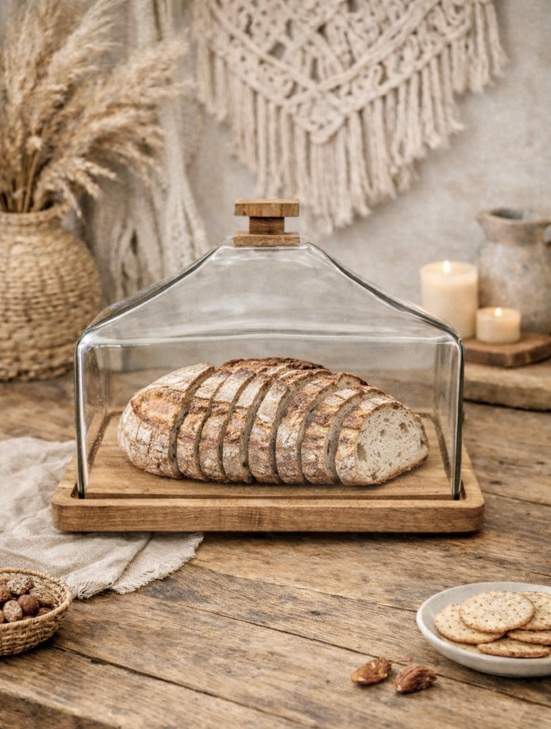 כלי הגשה ללחם עם מכסה זכוכית ובסיס עץ טבעי לשולחן חג ואירוח יוקרתי