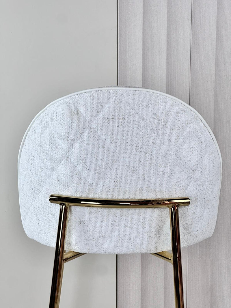 כיסא בר מודרני בהיר עם ריפוד בד וטקסטורה עדינה לעיצוב הבית