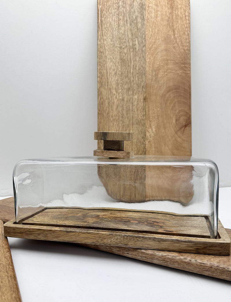 כלי הגשה מעוצב לעוגה עם מכסה זכוכית שקוף ובסיס עץ טבעי לאירוח יוקרתי