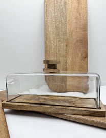 כלי הגשה מעוצב לעוגה עם מכסה זכוכית שקוף ובסיס עץ טבעי לאירוח יוקרתי