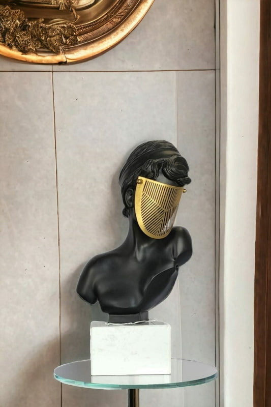 פסל טורסו שחור עם מסכת זהב
