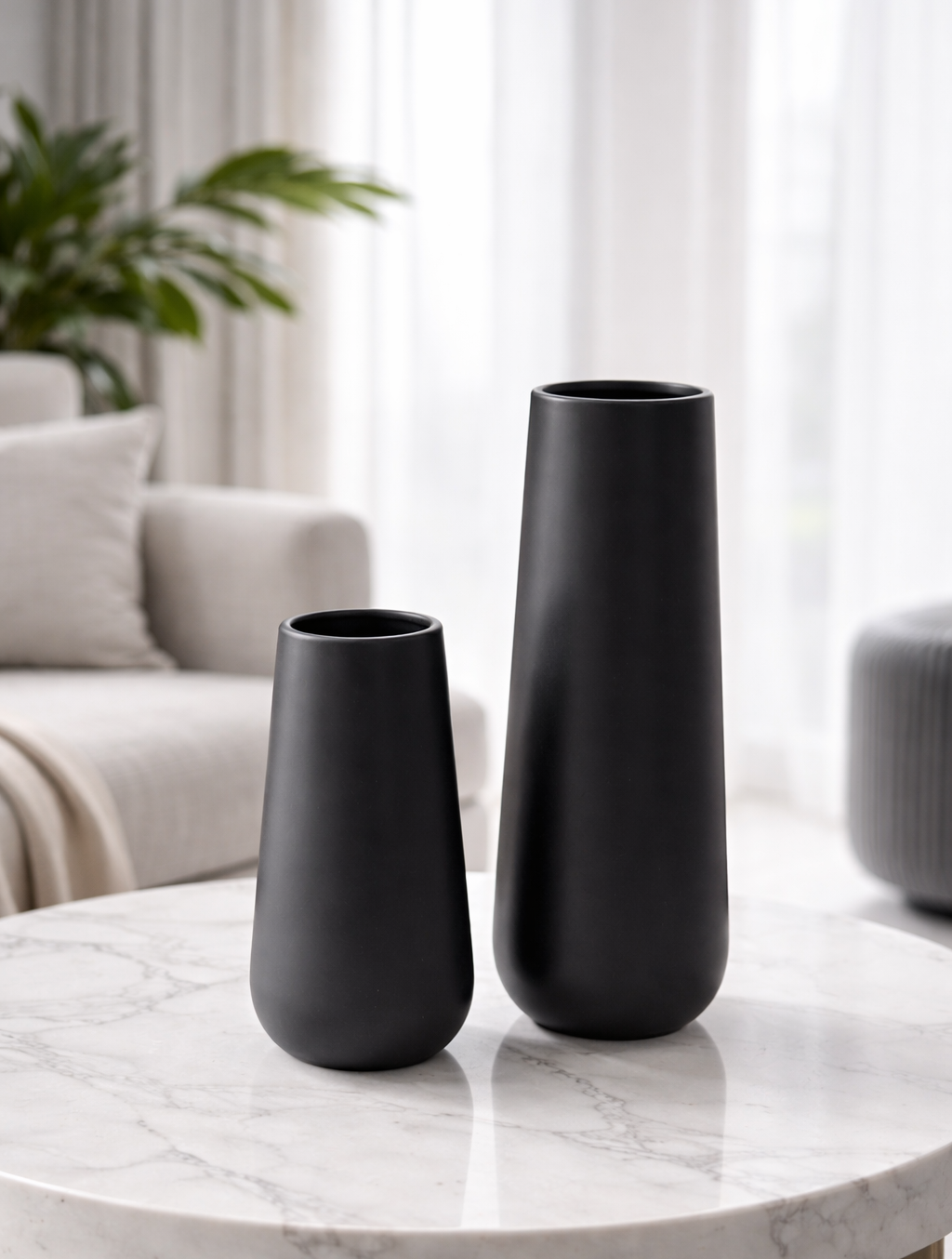 זוג אגרטלי קרמיקה שחורים בגימור מט ובעיצוב מינימליסטי