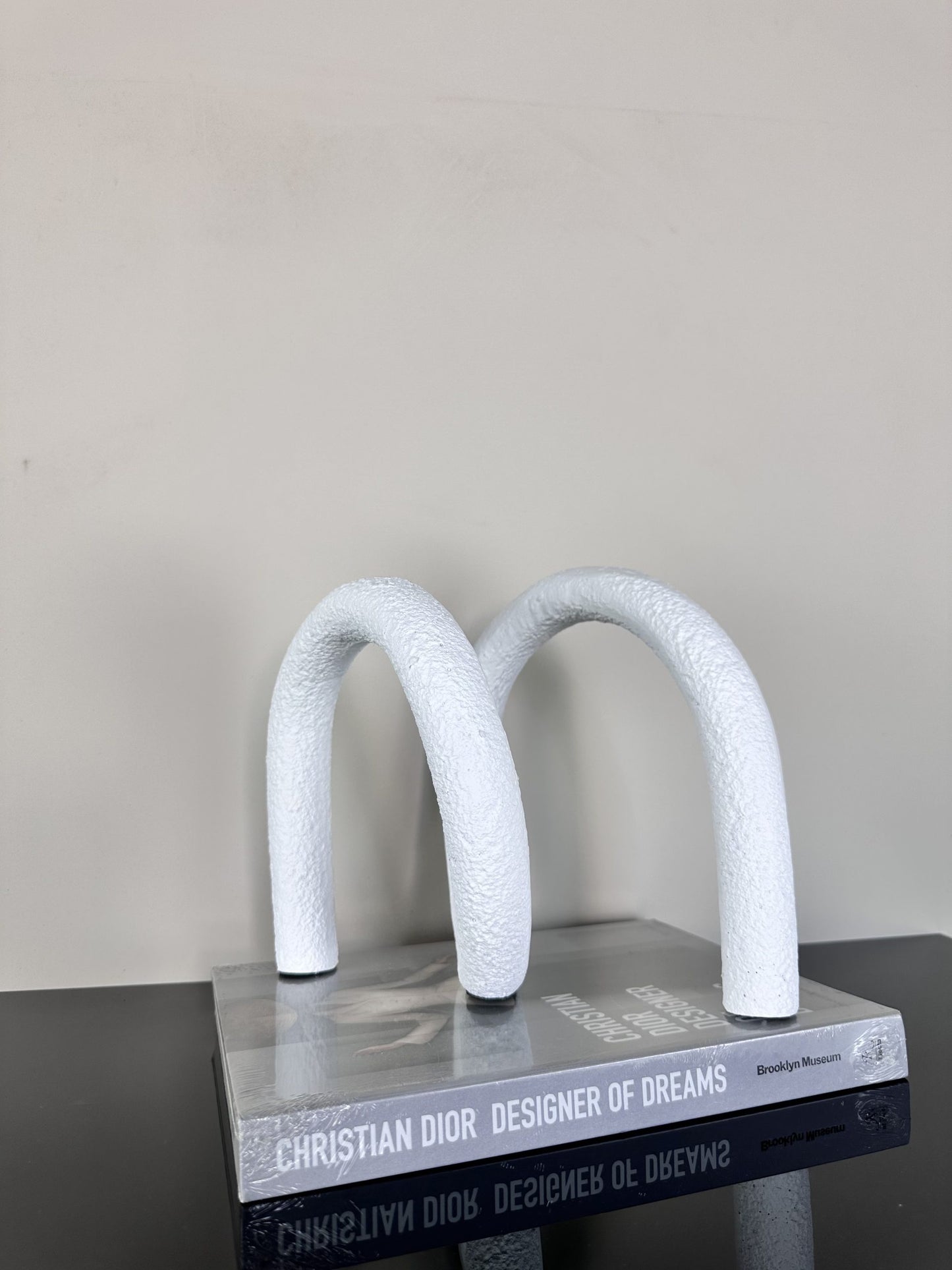 פסל סלאלום לבן עם קווים אורגניים וטקסטורה מחוספסת דקורטיבי מודרני לבית