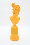 פסל אישה צהוב