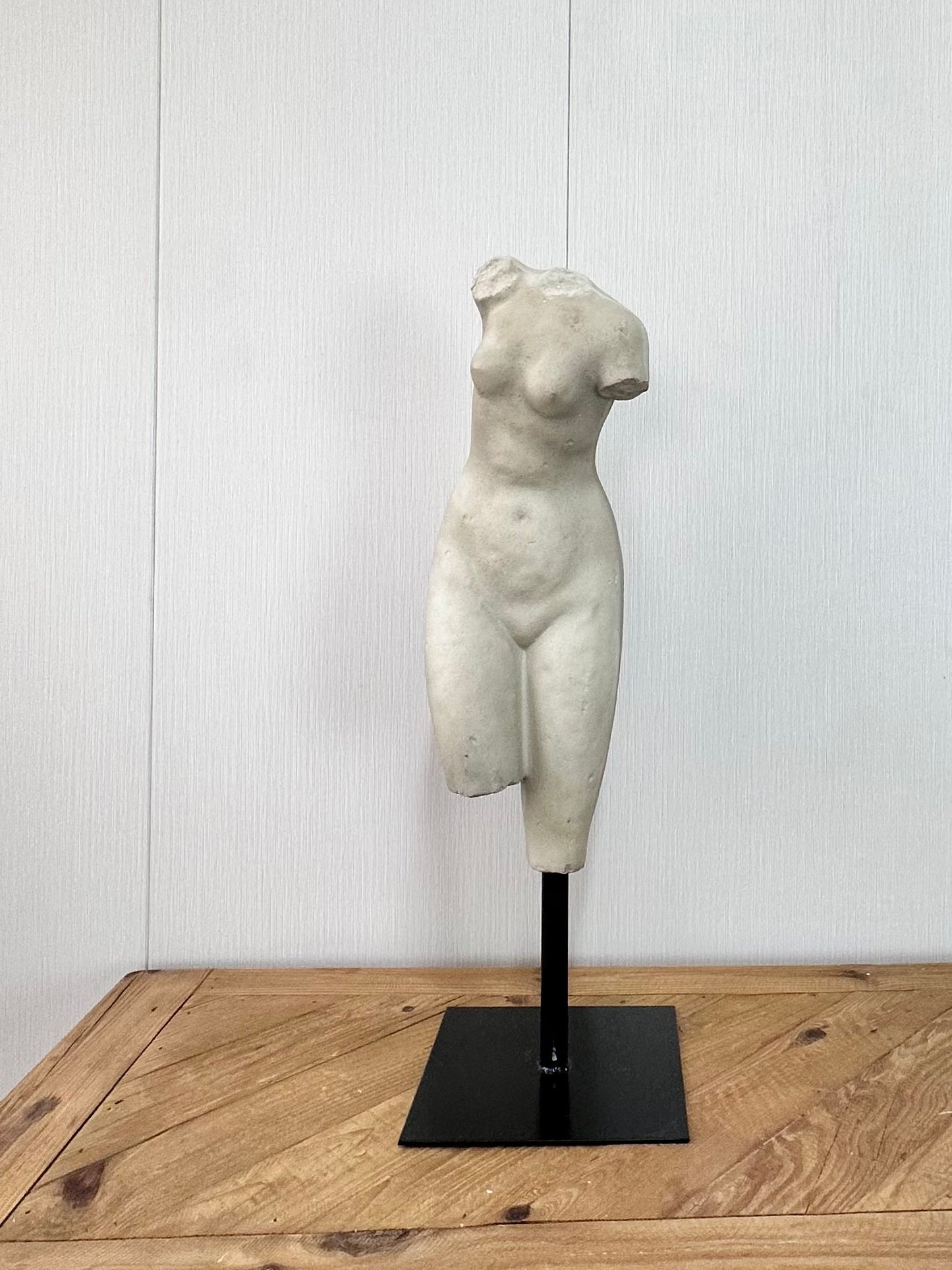 פסל גוף נשי קלאסי בסגנון יווני על סטנד