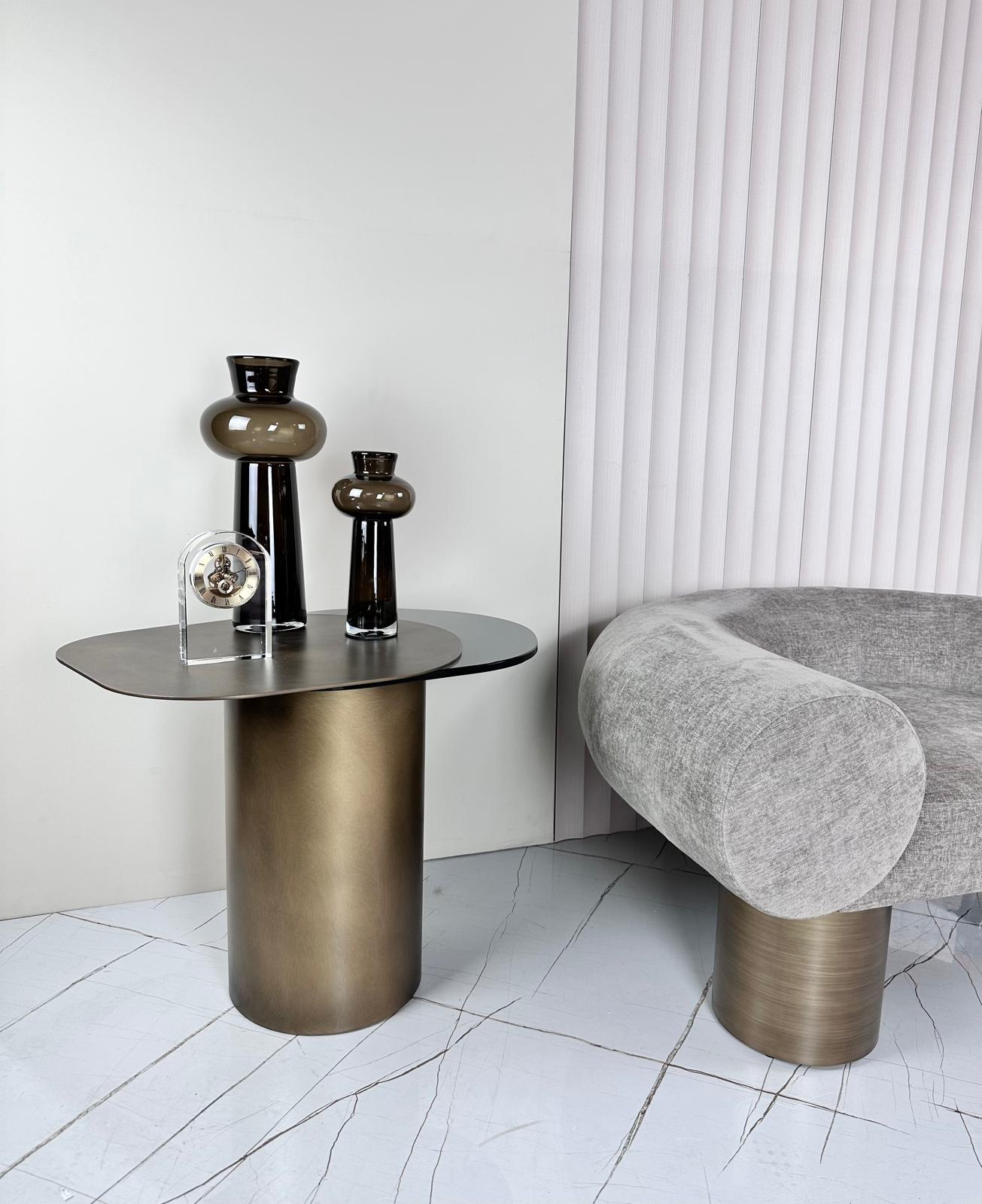 שולחן צד AURORA  שילוב מתכת וזכוכית