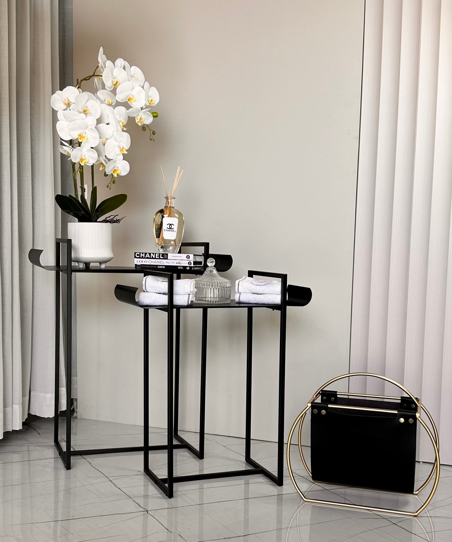 זוג מעמדים בצבע שחור